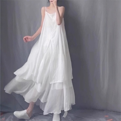 不规则飘逸吊带连衣裙女夏季设计感小众森系文艺范气质大摆长裙子