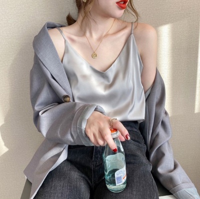 缎面仿真丝吊带背心女春夏季内搭绸缎V领宽松显瘦内搭打底衫批发